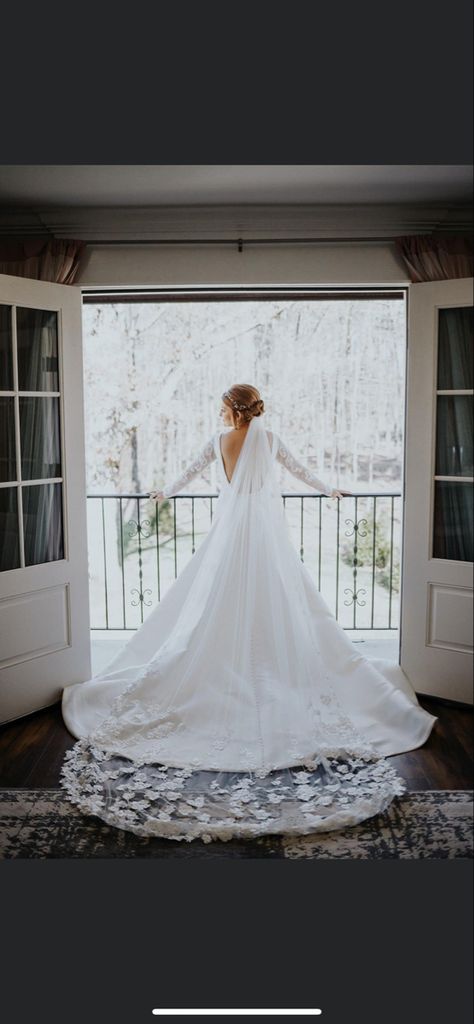 Love this shot by V.Arnold Photography of one of our White Oak Brides looking over her balcony Bride And Groom Balcony, Bride On Balcony, Bridal Shots The Bride Photo Ideas, Balcony Wedding Photos, Electrolytes Nursing, Bridal Photoshoot Ideas, Balcony Photography, Ceremony Pictures, Wedding Ceremony Pictures