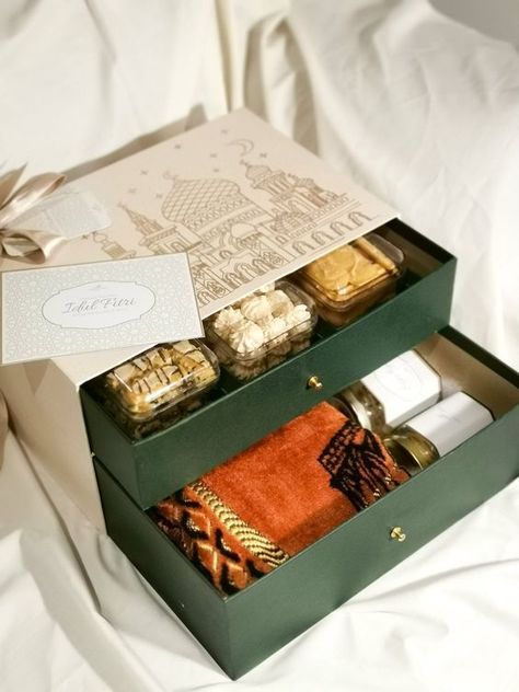 Ramadan Box Design, Eid Box Ideas, Ramadan Box Ideas, Ramadhan Hampers Packaging, Ramadan Hamper Ideas, Eid Hampers Packaging, Ramadan Gift Box Ideas, Hampers Ideas Idul Fitri, Eid Gifts Ideas