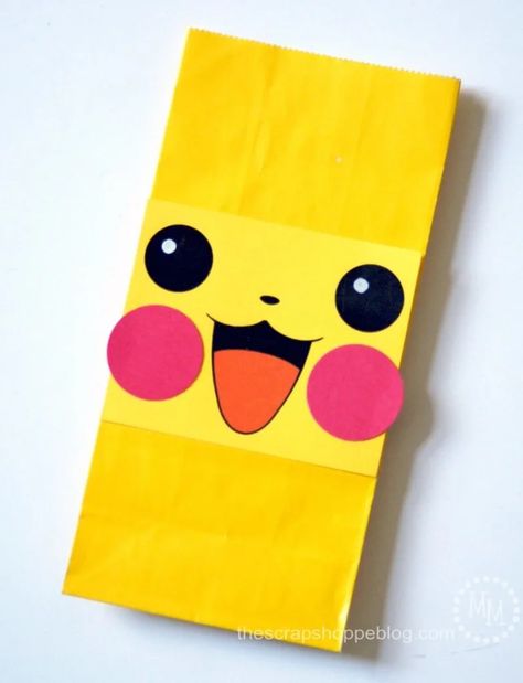 These printable Pikachu faces instantly make any gift bag more fun! Perfect for Pokémon birthday parties! Pokemon Faces Printable, Diy Pikachu, Pokemon Favor, Pokemon Themed Party, Pokemon Faces, Pokémon Birthday, Pokémon Party, Pokemon Birthday Party, Pokemon Gifts