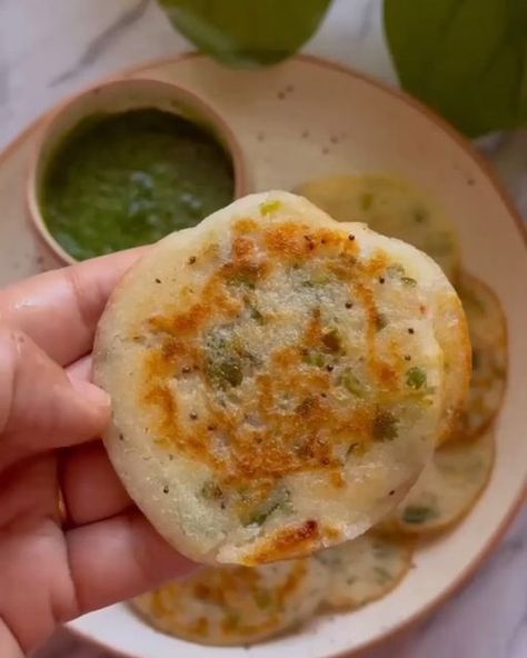 Click Good Food By Bharti Jain. on Instagram: "4 Instant Rava Breakfast Recipe Ideas for Healthy Weight Loss 1. Instant Rava Chilla | Suji Cheela for Healthy Breakfast!! Ingredients Semolina (1 cup) Curd (1/2 cup) Water coriander leaves 1 onion (finely chopped) 1 green chilli (finely chopped) 1 capsicum (finely chopped) 1 tsp eno salt to taste 1 tsp mustard seeds Curry leaves Oil 2. Palak Paneer cheela!! Ingredients 1 cup semolina (rava / sooji) 1 cup palak puree 1/2 cup curd 1/2 tsp ginger Breakfast Recipe Ideas, Breakfast Ingredients, Mustard Seeds, Coriander Leaves, Green Chilli, Curry Leaves, Breakfast Recipe, Palak Paneer, Healthy Weight