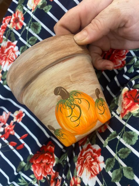 Fall Flower Pot Painting Ideas, Fall Clay Pots Ideas, Fall Pot Painting Ideas, Fall Painted Flower Pots, Fall Painted Terra Cotta Pots, Halloween Clay Pots To Paint, Halloween Painted Flower Pots, Halloween Painted Plant Pots, Spooky Painted Flower Pots