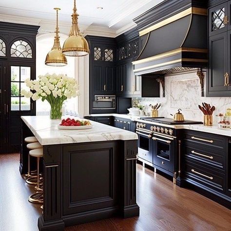 Glam Kitchen, Huge Kitchen, Classic Kitchen, Gold Kitchen, Elegant Kitchens, Kitchen Inspiration Design, Black Cabinets, Luxury Kitchens, Large Kitchen