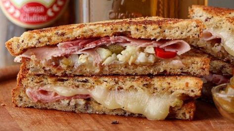 Prosciutto, fontina cheese, and giardiniera are cooked between bread slices in this quick and easy Italin stuffed toast, a toast farcito. Fontina Cheese Recipes, Prosciutto Sandwich, Fontina Cheese, Gourmet Sandwiches, Toast Sandwich, Hot Italian Sausage, How To Cook Ham, Quick Dinner Recipes, Cheese Sandwiches