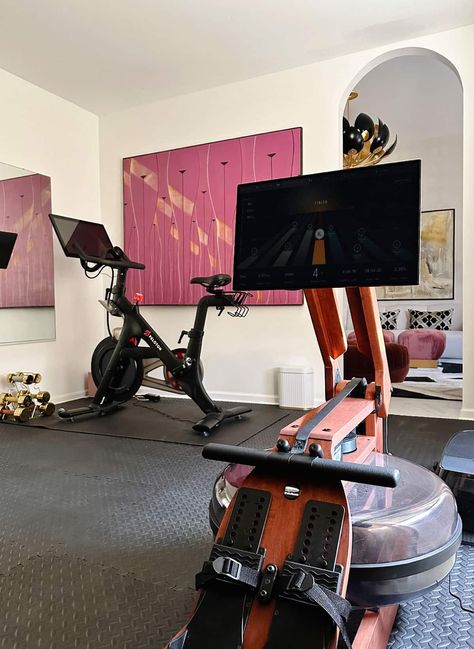 Small home gym room ideas with small space compact equipment Hide Exercise Equipment, Vintage House Interior, Mini Home Gym, Modern Home Gym, Small Home Gym Ideas, Cozy Neutral Living Room, Home Gym Ideas, Hipster Home Decor, Small Home Gym