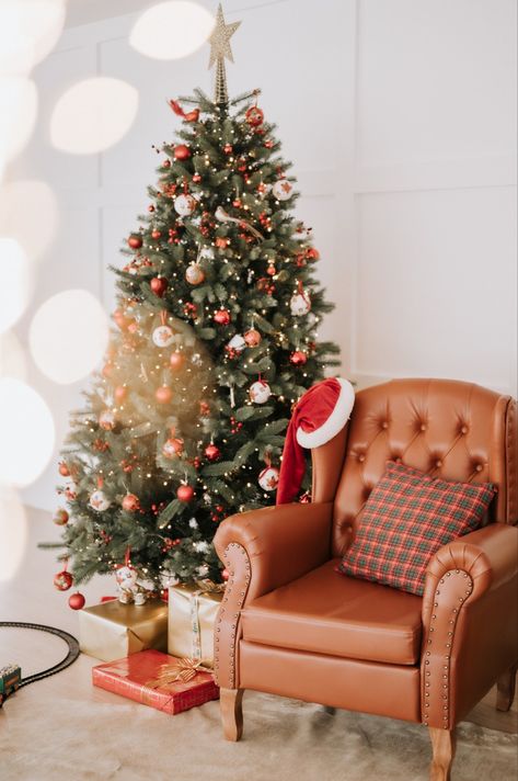 Christmas Shoot Set Up, Photos With Santa Backdrop, Christmas Scenography, Christmas Studio Setup, Modern Christmas Fireplace, Christmas Photobooth, Iphone Wallpaper Vintage Quotes, Christmas Studio, Christmas Family Photoshoot