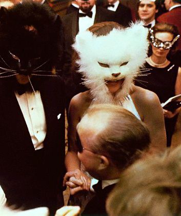 Oscar de la Renta and Françoise de Langlade at Truman Capote's Black and White Ball, 1968. Black And White Ball, Masquerade Ball Party, The Plaza Hotel, Lee Radziwill, Truman Capote, Bird In Flight, Masked Ball, Slim Aarons, San Francesco