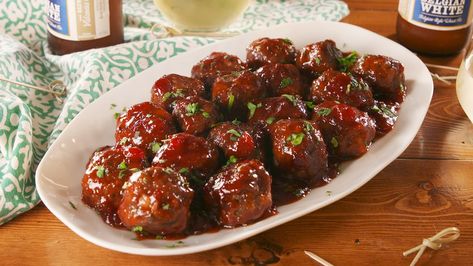 Cocktail Meatballs Recipe - How to Make Cocktail Meatballs Savory Meatballs, Holiday Party Appetizers, Cocktail Meatballs, Entertaining Food, Appetizer Meatballs, Fall Appetizers, Thanksgiving Stuffing, Yummy Meals, Party Appetizers Easy