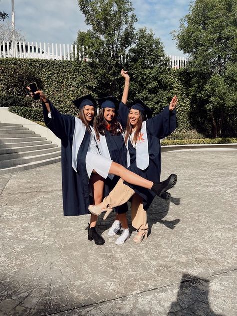 Graduation Pic Ideas With Friends, Aesthetic Graduation Pictures With Friends, Graduation Cap Design Ideas, Cap Design Ideas, Graduation Friends, Graduation Pic Ideas, College Graduation Pictures Poses, Graduation Look, Grad Photography