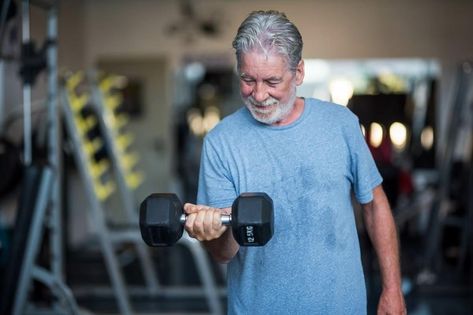 Folks trying to control their blood sugar levels might do best to work out in the evening, a new study suggests. Benefits Of Strength Training, Strength Training Program, Slow Aging, Strength Training Workouts, Muscle Tissue, Resistance Training, Healthy Aging, Regular Exercise, Weight Training