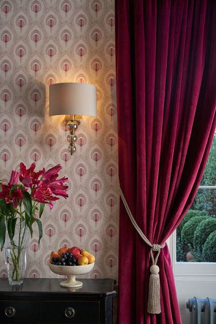 Eye For Design: Decorating With The Color Raspberry Red Curtains Living Room, Living Room Designs India, Apartment Color Schemes, Vibrant Living Room, Pink Living Room, Bedroom Wallpaper, Bedroom Red, Red Curtains, Trendy Bedroom