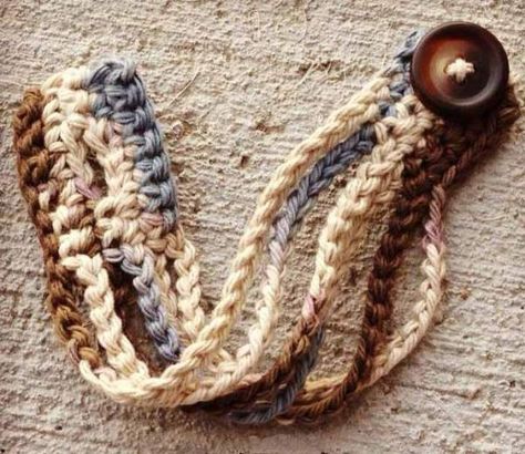 Gehaakte Armband | Cadeautjes maken Crochet Bracelet Pattern, Crochet Jewlery, Bracelet Crochet, Crochet Jewelry Patterns, Crochet Bracelet, Headband Pattern, Baby Yarn, Crochet Headband, Love Crochet