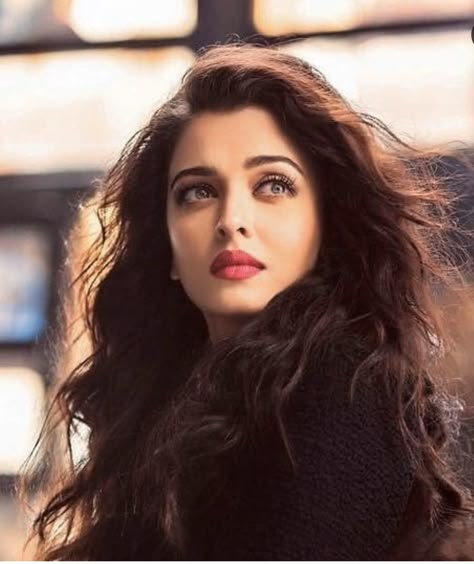 Aishwarya Rai Pictures, Aishwarya Rai Photo, Bollywood Aesthetic, Aishwarya Rai Bachchan, Vintage Bollywood, Indian Aesthetic, Aishwarya Rai, Bollywood Girls, Bollywood Celebrities