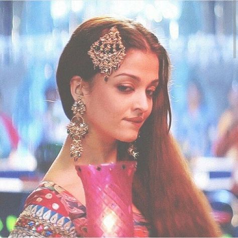 Aishwarya Rai Bachchan Kajra Re, Seductive Gif, King Robert Baratheon, Saree Actress, Queen Of Fire, Pretty Gif, Indian Goddess, Aishwarya Rai Bachchan, Simple Pakistani Dresses