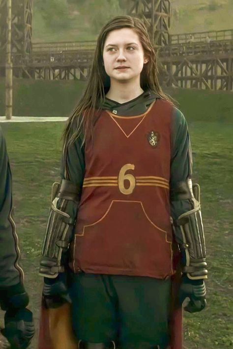 Ginny Weasley Wallpaper, Magical Palace, Weasley Wallpaper, Harry Potter Ginny Weasley, Harry Potter Ginny, Hogwarts Dr, Harry And Ginny, College Outfits Winter, Harry Potter And The Chamber Of Secrets