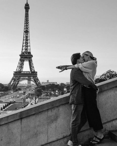 Paris Romance Aesthetic, Paris Engagement Photos, Paris Couple, Honeymoon Spots, Parisian Lifestyle, Paris Aesthetic, Couples Vibe, Paris At Night, Paris Photos