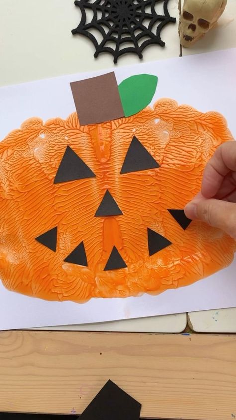 Diy Halloween Decorations For Kids, Halloween Crafts Preschool, Halloween Decorations For Kids, Pumpkin Craft, Easy Diy Halloween Decorations, October Crafts, Fall Arts And Crafts, Halloween Arts And Crafts, Toddler Arts And Crafts