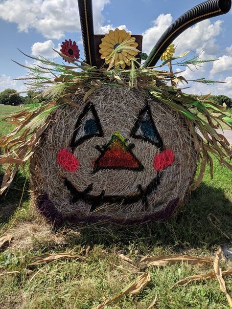 Frankenstein Hay Bale, Painted Round Hay Bales, Fall Haybale Decorating Ideas, Hay Roll Decorating Ideas, Hay Bail Decorating Ideas, Halloween Round Hay Bale Ideas, Painted Hay Bales Halloween, Fall Haybales, Round Hay Bale Decorating Ideas Fall