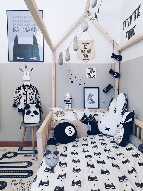 Toddler Boy Room Themes, Boy Nursery Design, Monochrome Room, Baby Boy Room Themes, Boy Room Themes, Kids Room Ideas, Modern Appartement, Boy Toddler Bedroom, Toddler Boys Room