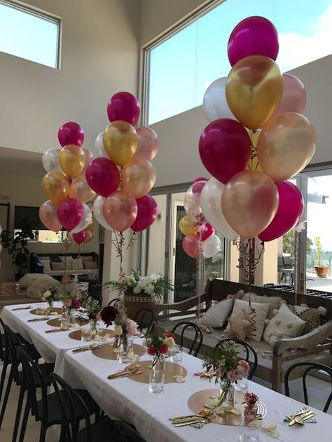 Magenta White And Gold Party, Ballon Table Decorations Birthday, Balloon Helium Decorations, Birthday Table Decorations With Balloons, Birthday Balloons Idea, Balloon Decorations On Table, Table Decoration With Balloons, Balloons On Table Decor, Table Decorations With Balloons