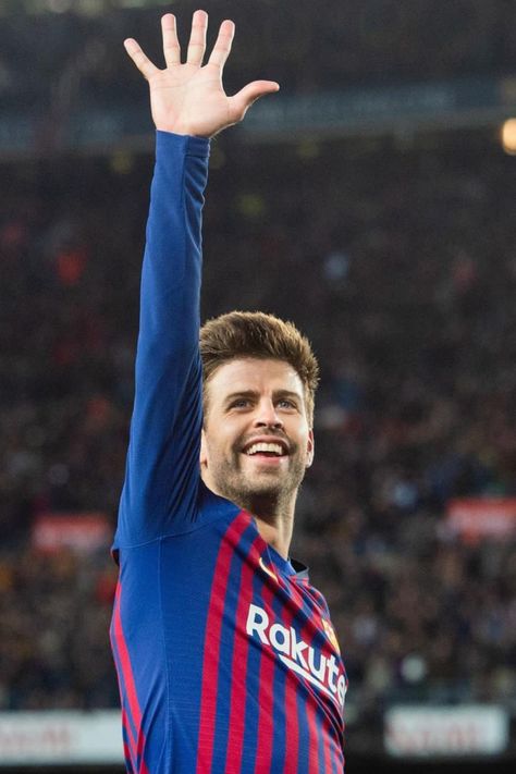 Pique Pique 5 Fingers Barcelona, Pique Barcelona, Barcelona Photos, Gerard Pique, Milan Football, Messi Photos, Wallpaper For Men, Apple Wallpaper Iphone, Phone Wallpaper For Men