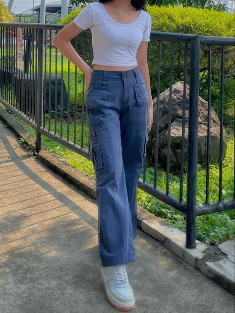 #fashion #croptop #ootd #cargopants #white White Highwaist Pants Outfit, Plain White Crop Top, White Crop Top Outfit, Grey Pants Outfit, White Outfits For Women, Light Blue Crop Top, High Waisted Pants Outfit, Blue Cargo Pants, Cargo Pants Outfit