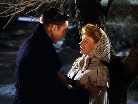 Vincente Minnelli, Meet Me In St Louis, Great Christmas Movies, Movie Nostalgia, Classic Christmas Movies, Vintage Scarves, Judy Garland, All I Want For Christmas, About Time Movie