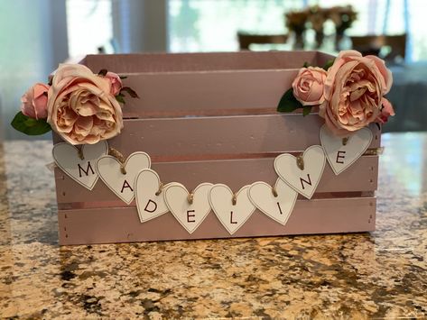 Bridal Shower Crate Gift, Wooden Crate Gift Basket Ideas Birthday, Wood Crate Gift Box Ideas, Baby Shower Gifts Crate, Crate Baby Shower Gift, Baby Shower Wooden Crate Gift, Baby Shower Crate Gift Basket For Boy, Small Wooden Crates, Mini Crates