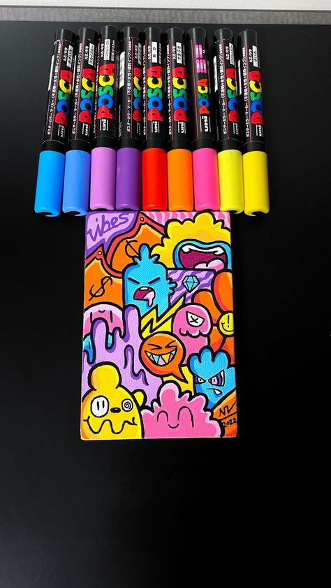 Cool Things To Draw With Posca Pens, Colorful Graffiti Art, Drawing Ideas With Posca Markers, Cool Posca Art, Graffiti Drawing Doodles, Canvas Marker Art, Posca Pen Ideas, Posca Pen Doodles, Posca Art Ideas