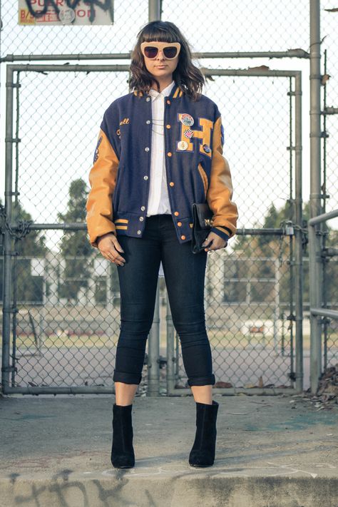 25 Ways to Style Your Varsity Jacket This Fall | StyleCaster Varsity Jacket Aesthetic, Letterman Jacket Outfit, Varsity Jacket Outfit, Trendy Coat, Cooler Style, College Jackets, Trendy Jackets, Letterman Jacket, Hipster Fashion