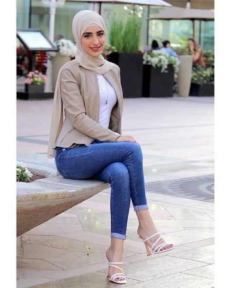 Hijabi Poses, Hijab Heels, Dress With Hijab, American Eagle Outfits, Hijab Beauty, Iranian Women Fashion, Muslim Women Fashion, Muslim Girl, Muslim Women Hijab