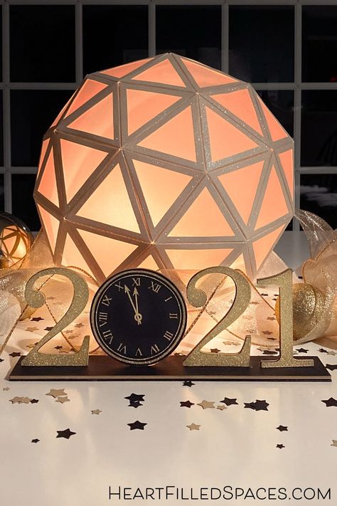 Paper Crafts For New Year, Diy New Years Eve Ball Drop, Cricut New Years Eve Decorations, Easy Diy Nye Decorations, Diy Nye Ball Drop, Diy New Year’s Eve Decorations, Cricut New Years Projects, New Years Decorations Diy, Diy Nye Decorations