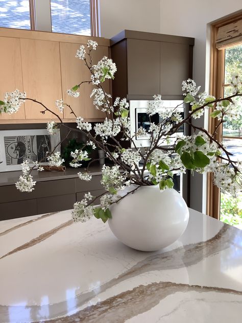 Kitchen Island Centerpiece Ideas, Island Centerpiece Ideas, Luxe Apartment, Dark Brown Dining Table, Dining Table Decor Centerpiece, Kitchen Island Centerpiece, Crib Ideas, Big Vase, Table Floral Arrangements