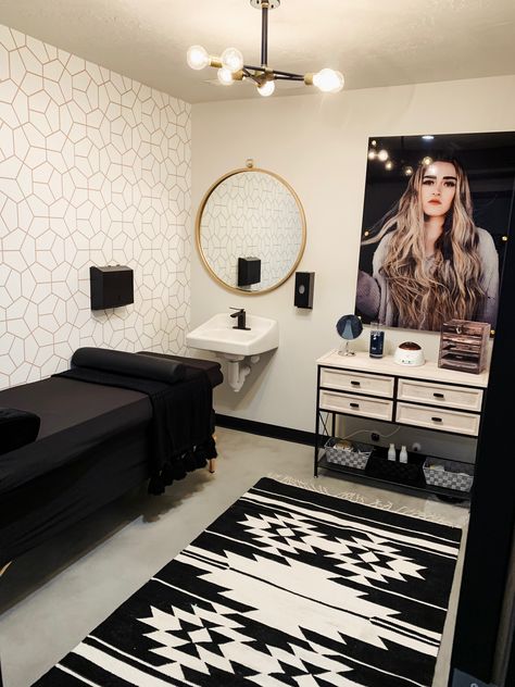 Black And White Wax Room, Waxing Station Setup, Lash Cabin Decor, Lash Tech Room Ideas Modern, Rustic Lash Room Ideas, Pmu Room Ideas, Aesthetic Spa Decor, Wax Rooms Ideas, Jz Styles Salon