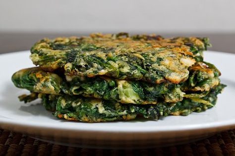 Spinach and Feta Fritters Spinach Fritters, Vegetable Fritters, Closet Cooking, Fritter Recipes, Veggie Side Dishes, Spinach And Feta, Greek Food, Side Recipes, Healthy Side Dishes