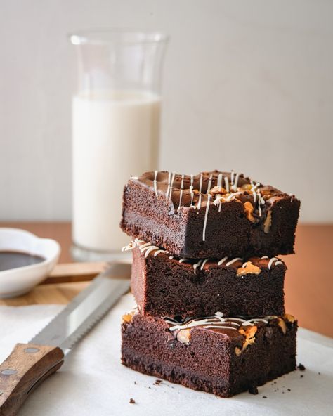 Brownies Aesthetic Photography, Brownie Product Photography, Bakery Photo Shoot Ideas, Brownies Photography, Cheesecake Photos, Brownie Packaging, Brownie Ideas, Shoot Moodboard, Baking Equipment