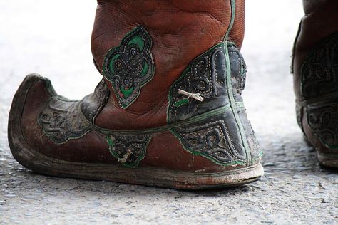 Traditional Mongolian boots Mongolian Boots, Historical Shoes, Historical Clothes, Chinese Warrior, Mens Attire, Ornament Ideas, Medieval Clothing, Mongolia, Historical Clothing