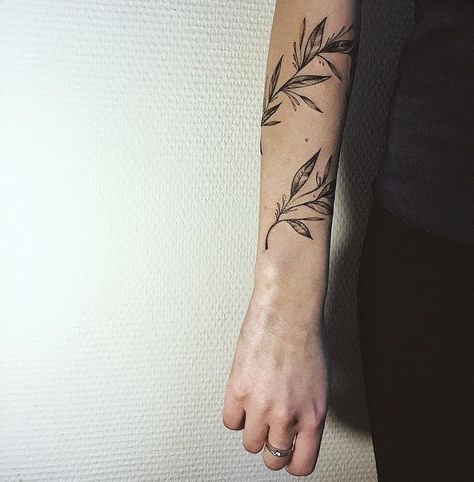 Blatt Tattoos, Botanisches Tattoo, Arm Wrap Tattoo, Photos Tattoo, Wrap Around Wrist Tattoos, Tattoo Band, Wrap Around Tattoo, Around Arm Tattoo, Wrap Tattoo