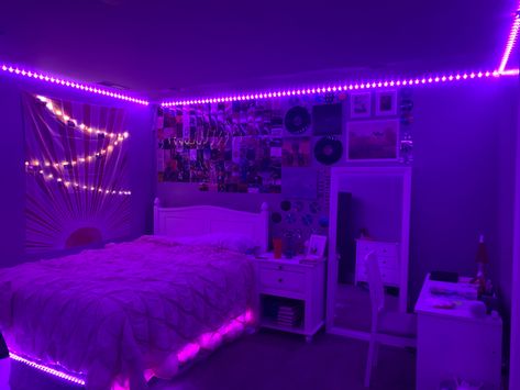 Led Lit Room, Bedroom Inspirations Purple, Pink And Purple Bedroom, Zepeto Room, Organized Room, Purple Bedroom Decor, Vibe Rooms, Aesthetic Neon, Neon Bedroom