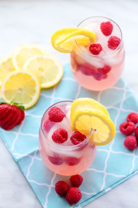 Raspberry Lemonade Sangria 8 Summertime Sangria, Apple Pie Sangria, Raspberry Lemonade Recipe, Pink Lemonade Vodka, Lemonade Sangria, Sparkling Cocktails, Easy Sangria Recipes, Cocktail Rose, Lemonade Drinks