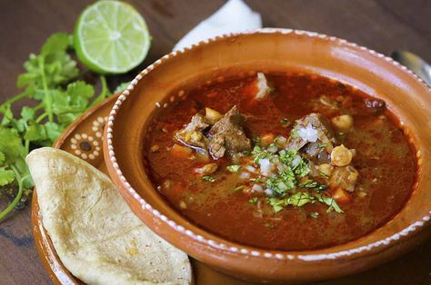 Esta receta para preparar consomé de borrego de forma casera, te ayudará a cocinar fácil y rápidamente lo justo para empezar a degustar una rica barbacoa. Barbacoa Soup, Columbia Food, Cilantro Salsa, Pork Loin Roast Recipes, Authentic Mexican Recipes, Fresh Squeezed Juice, Pork Loin Roast, Mexican Foods, Food Drinks Dessert