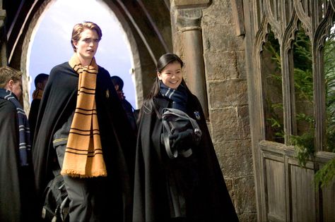 Cedric and Cho in Harry Potter and the Goblet of Fire. Harry Potter Costumes, Katie Leung, Harry Potter Goblet, Hogwarts Uniform, Cho Chang, Harry Potter Scarf, The Goblet Of Fire, Harry Potter Scene, Harry Potter Hufflepuff