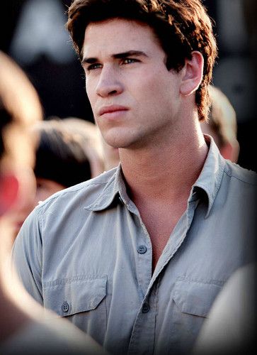 Totally crushing on Liam Hemsworth as Gale in Hunger Games...he's sooo cute Liam Hemsworth Hunger Games, Gale Hunger Games, Team Gale, Gale Hawthorne, Tribute Von Panem, Hunter Games, Hunger Games Movies, Hunger Games Humor, Donald Sutherland