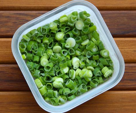 Freezing Green Onions Green Onions Recipes, Freeze Food, Freezing Fruit, Freezing Vegetables, Freezing Food, Freezer Food, Freezer Recipes, Freeze Greens, Frozen Foods