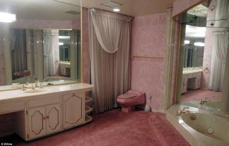 Late 70s and 80s. The decade of rose and mauve. And of course, a carpeted floor bathroom - how do you clean it? 1970s Bathroom, Doomsday Bunker, 80s House, Las Vegas Luxury, Underground Homes, Mansions For Sale, Bathroom Carpet, Whirlpool Bathtub, Vintage Bathrooms