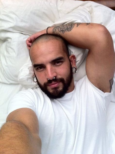 Hello Papi!!!!.... I think he is just beautiful..... Septum Piercing Men, Piercing Face, Stretched Lobes, Facial Piercings, Bald Men, Masculine Men, Grow Beard, Shaved Head, Septum Piercing