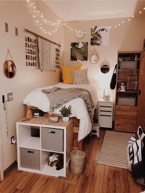 7 Ways To Decorate Your University Flat Cowboy Dorm Room Ideas, Minimalistic Colorful Bedroom, Vintage Dorm Room Aesthetic, Clean Dorm Room Aesthetic, Boho Dorm Room Decor Ideas, Dorm Room Ideas Western, Country Dorm Room Ideas, Room Ideas Aesthetic Boho, Boho Dorm Room Ideas Colleges