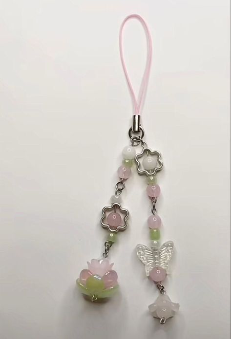 Keychain Aesthetic, Pretty Jewelry Necklaces, Beaded Keychain, Diy Bracelets Patterns, Phone Charms, Handmade Jewelry Tutorials, Beads Bracelet Design, Jewelry Accessories Ideas, Phone Strap