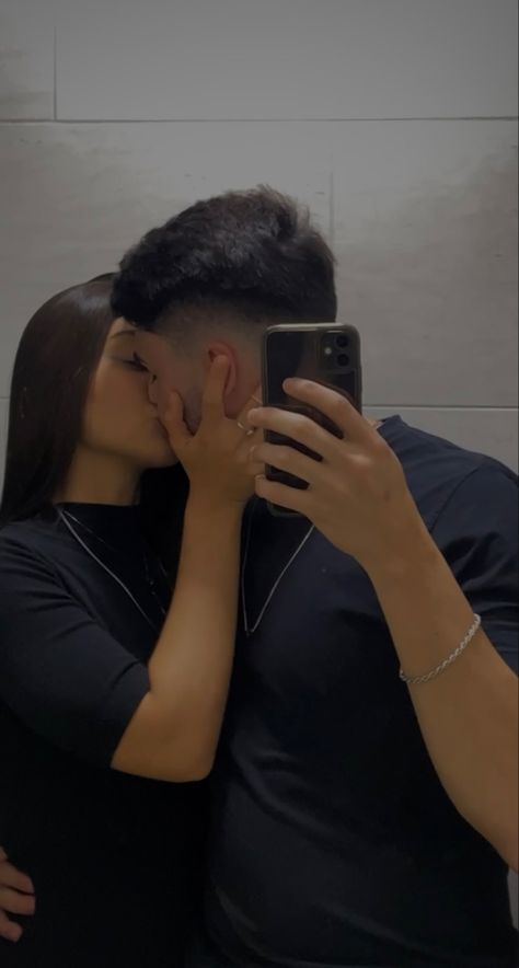 Couple Poses In Front Of Mirror, Cute Selfie Poses For Couples Mirror, Cute Boyfriend Pictures Selfies, No Face Boyfriend Pics, Mirror Poses For Couples, Photo Couple Ideas, Mirror Selfie Poses Couple, Cute Mirror Pics With Boyfriend, Mirror Selfie With Boyfriend