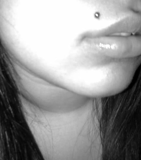 monroe piercing 

black and white photo

latina lips Silver Lip Piercing, Angel Piercing Lips, Monroe Piercing Aesthetic, Different Lip Piercings, Monroe Piercing, Lip Piercings, Monroe Piercing On Black Women, Artsy Tattoos, Monroe Piercings