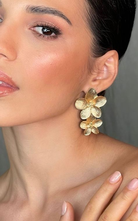 Perfect for making a statement this summer! these gorgeous flower earrings will take you from brunch to dinner. - alloy material  - nickel, lead and cadmium free  - two gold flower drop design  - statement earrings  - perfect for nights out, dinner, lunch with the girls, party, wedding or as a gift     earrings come with a keepsake branded pouch. Summer, Date night in, Brunch, Style - Glam, Party, Wedding Guest, Floral Statement Flower Earrings, Gold Statement Earrings Wedding, Floral Dress Accessories Jewelry, Gold Floral Earrings, Formal Earrings Gold, Gold Statement Earrings Formal, Wedding Guest Accessories Jewelry, Moh Outfit, Gold Bridesmaid Makeup